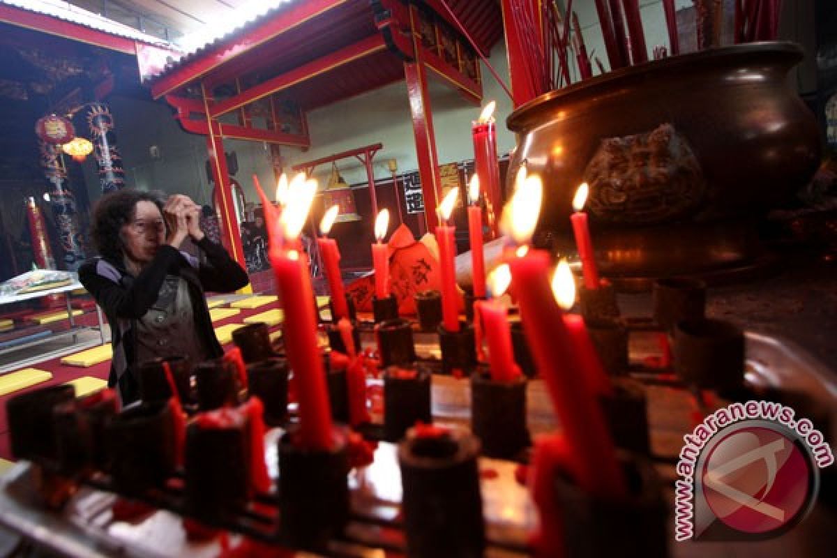 Cahaya lilin hiasi vihara di Bandung