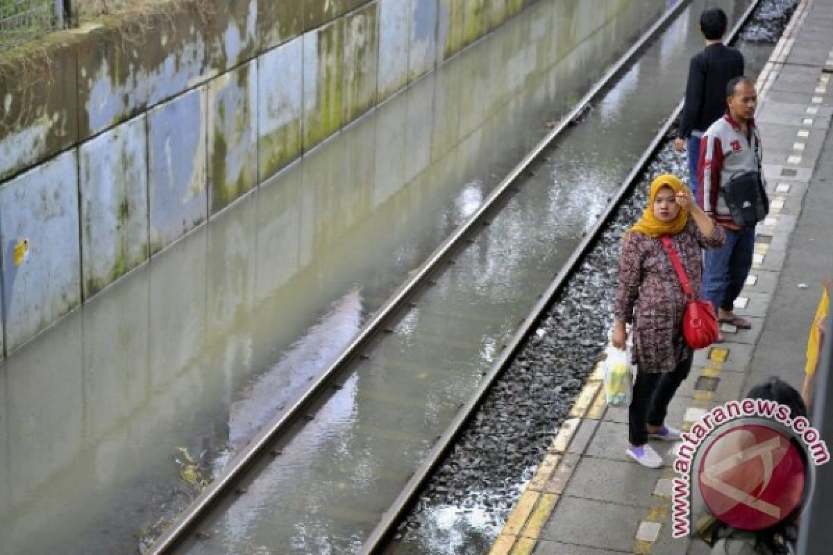 Commuter Line hanya beroperasi sampai Manggarai