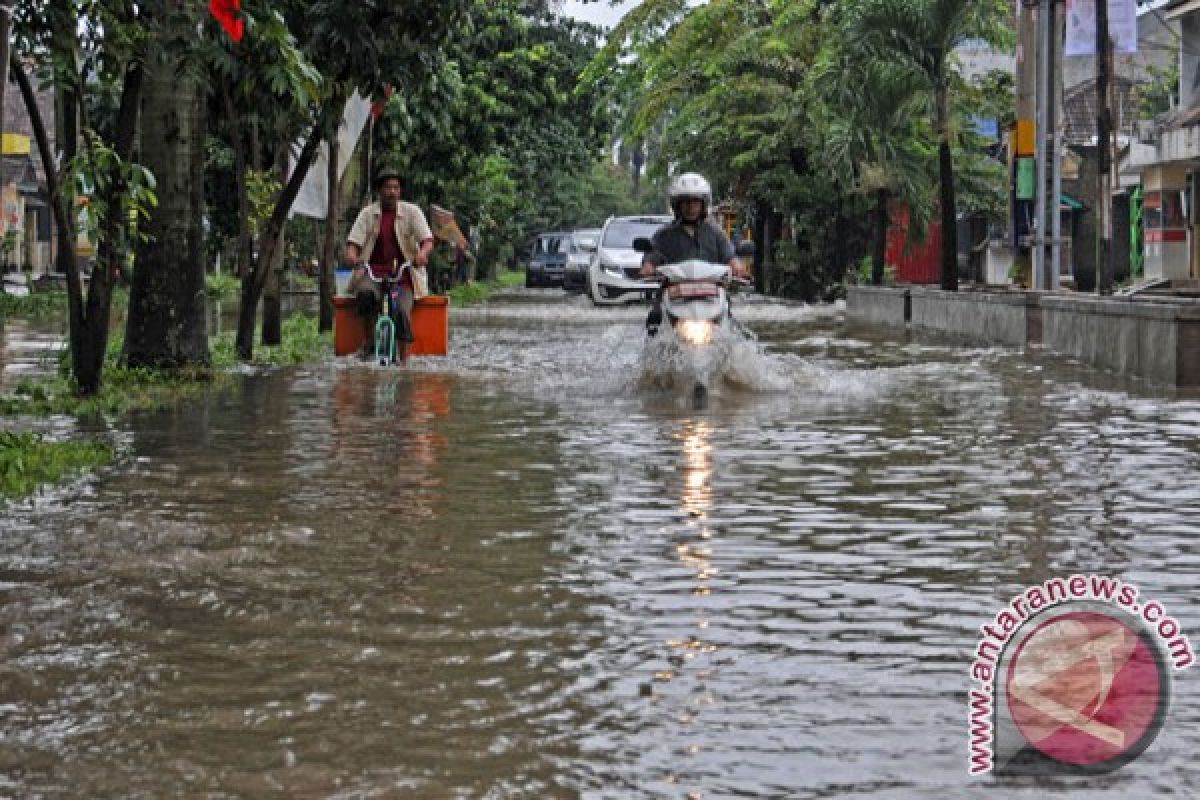 Overflowing Bekasi River inundates residential areas