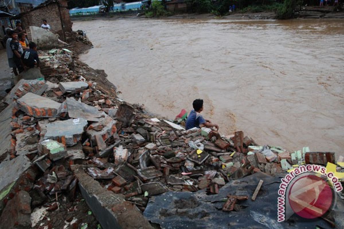 Santri Pamekasan terseret banjir ditemukan