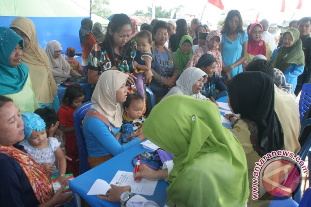 Ratusan Warga Berobat Di Pos AL Muntok