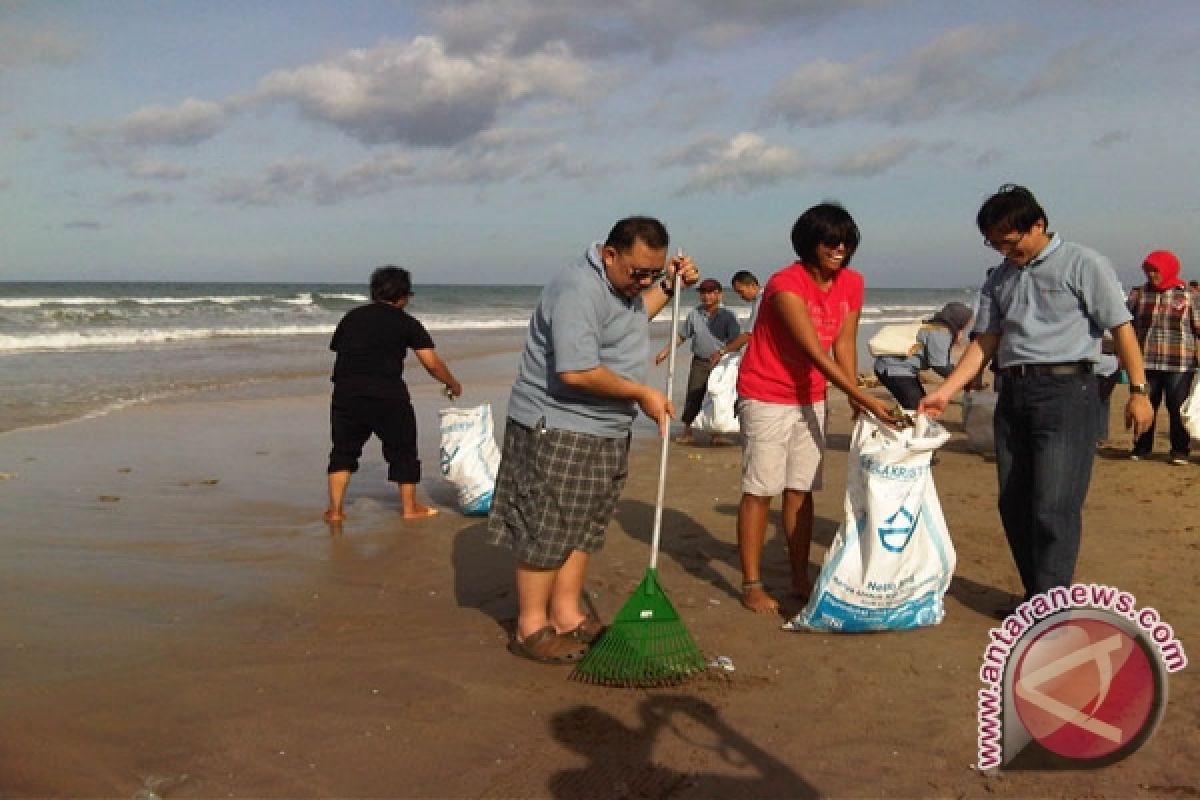 LKBN Antara dan Coca Cola bersihkan Pantai Legian