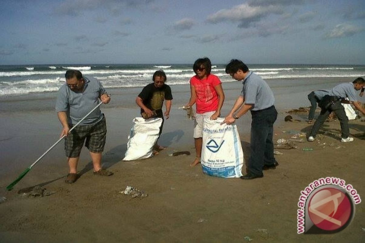 Keluarga Besar LKBN ANTARA Bersihkan Pantai Legian