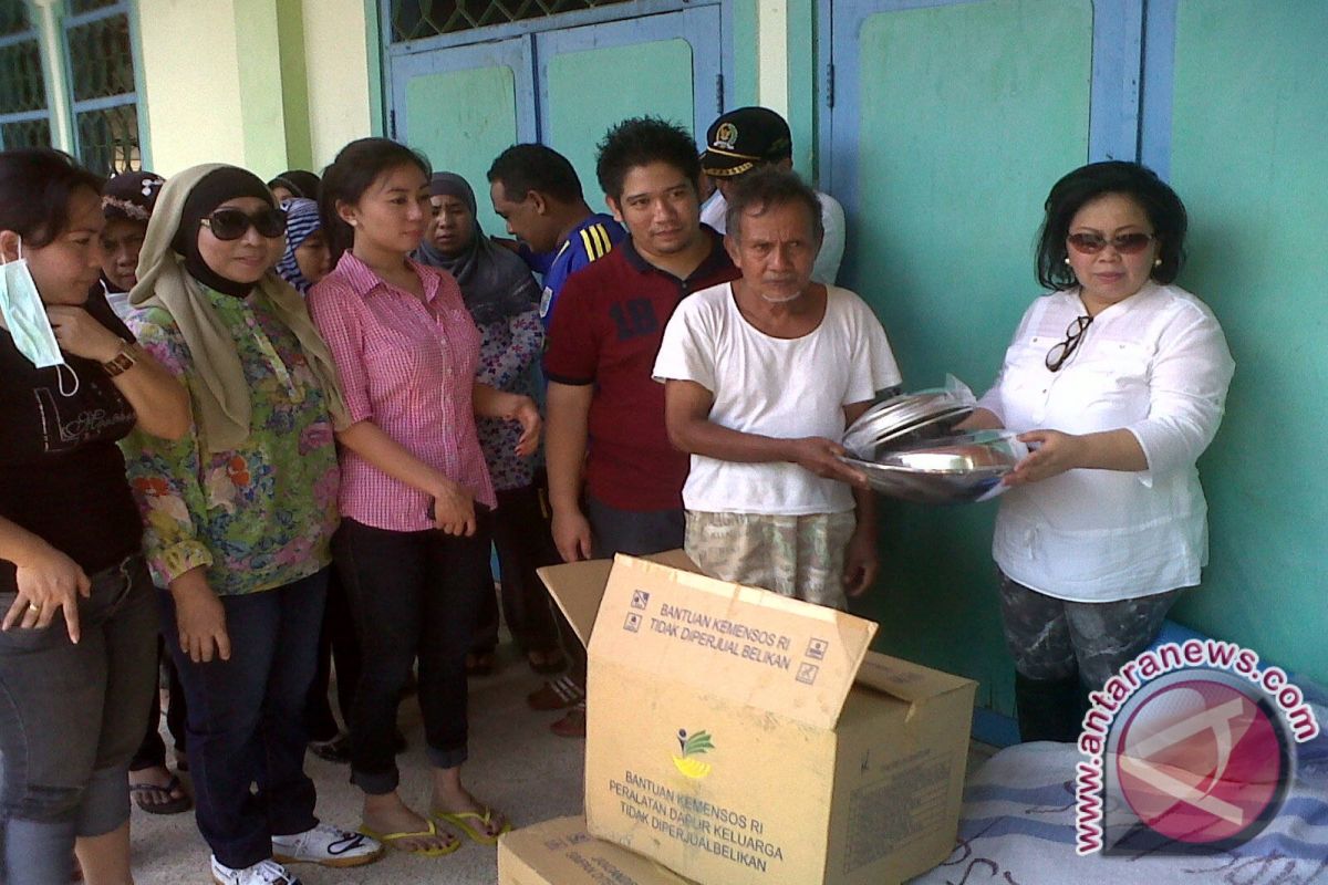 Pimpinan dan anggota DPRD Sulut  bersihkan lumpur banjir