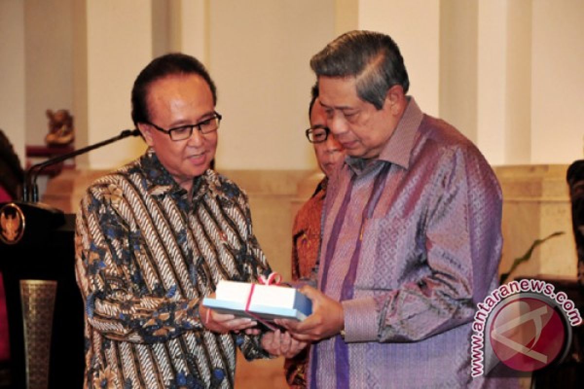 Menteri Kelautan dan Perikanan, Sharif C. Sutardjo menyerahkan Buku Capaian Pembangunan Kelautan dan Perikanan 2013 serta Buku Out Look 2014, Blue Economy: an odyssey to prosperity kepada Presiden RI,