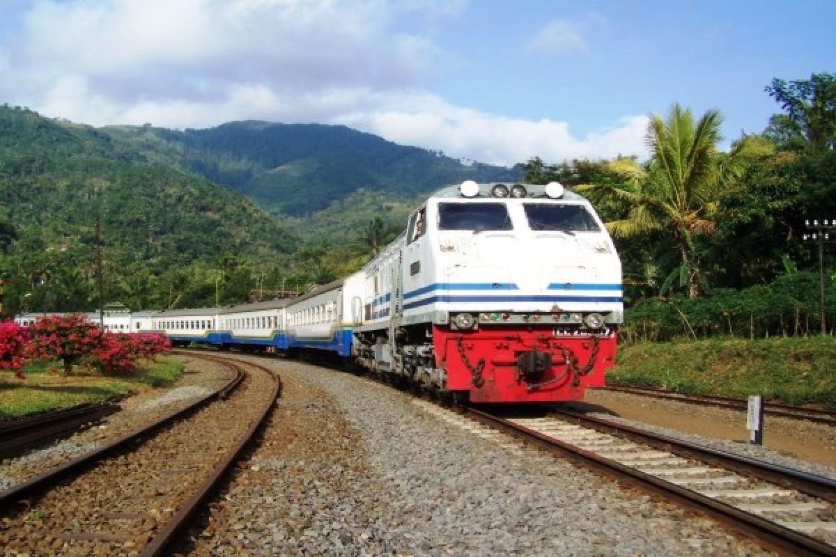 Jalur KA Selatan masih terputus di Tasikmalaya