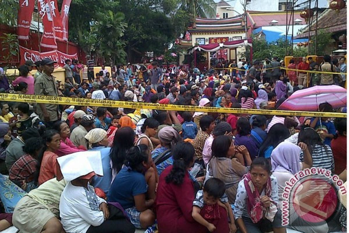 Pengemis berkerumun di Petak Sembilan menunggu angpau 