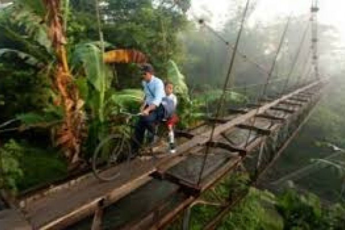 Jembatan Gantung Pedurungan Semarang Ambrol