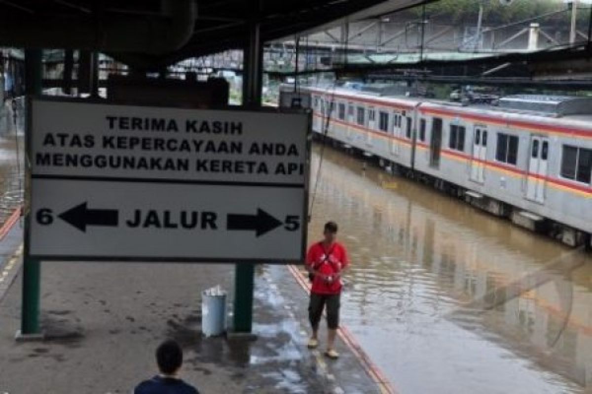 Floods distrupting service at Jakarta's Tanah Abang Railway Station