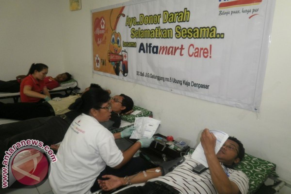 Alfamart Gelar Donor Darah Masal 