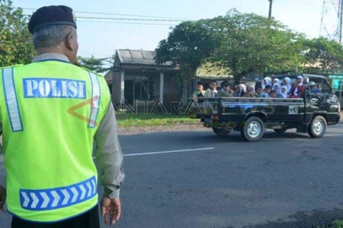 Mobil Pikap Terjatuh ke Sungai Akibatkan Sekeluarga Terluka     