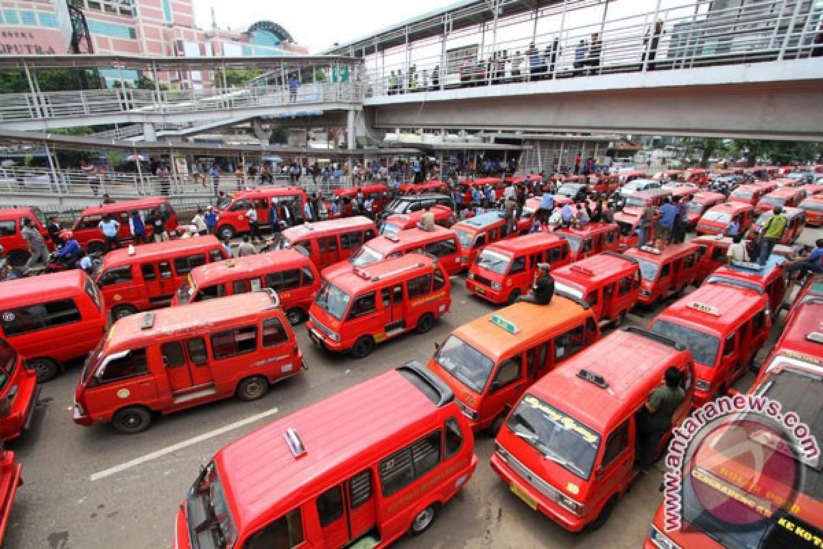 Banyak Angkutan Karawang Tidak Layak Jalan 