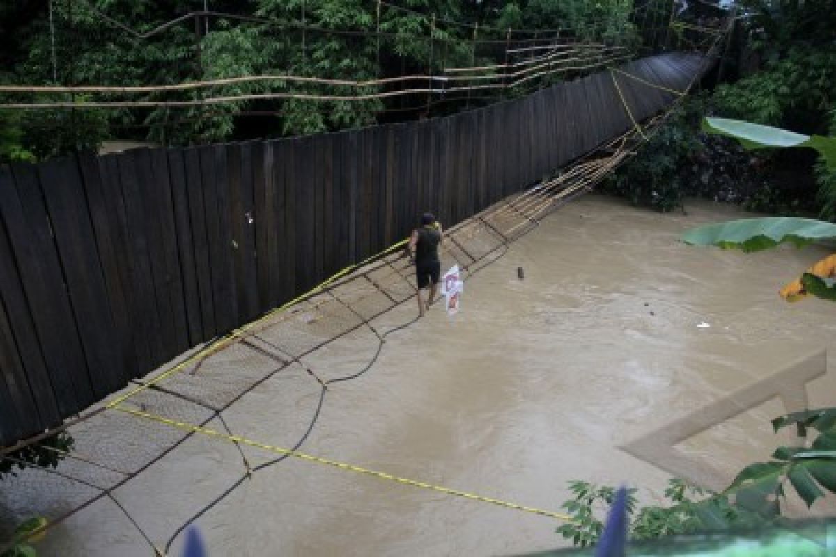 Jembatan Gantung Putus Puluhan Orang Hanyut