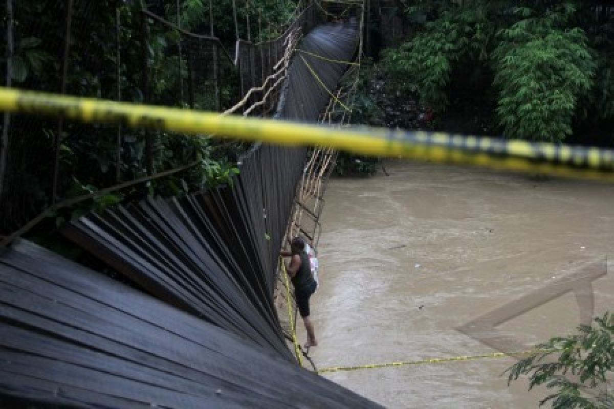 Kapolda Banten Tinjau Lokasi Jembatan Gantung Putus