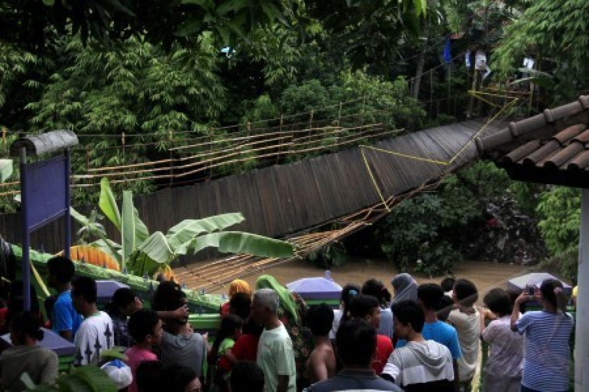 Sebagian Korban Jembatan Gantung Putus Selamat