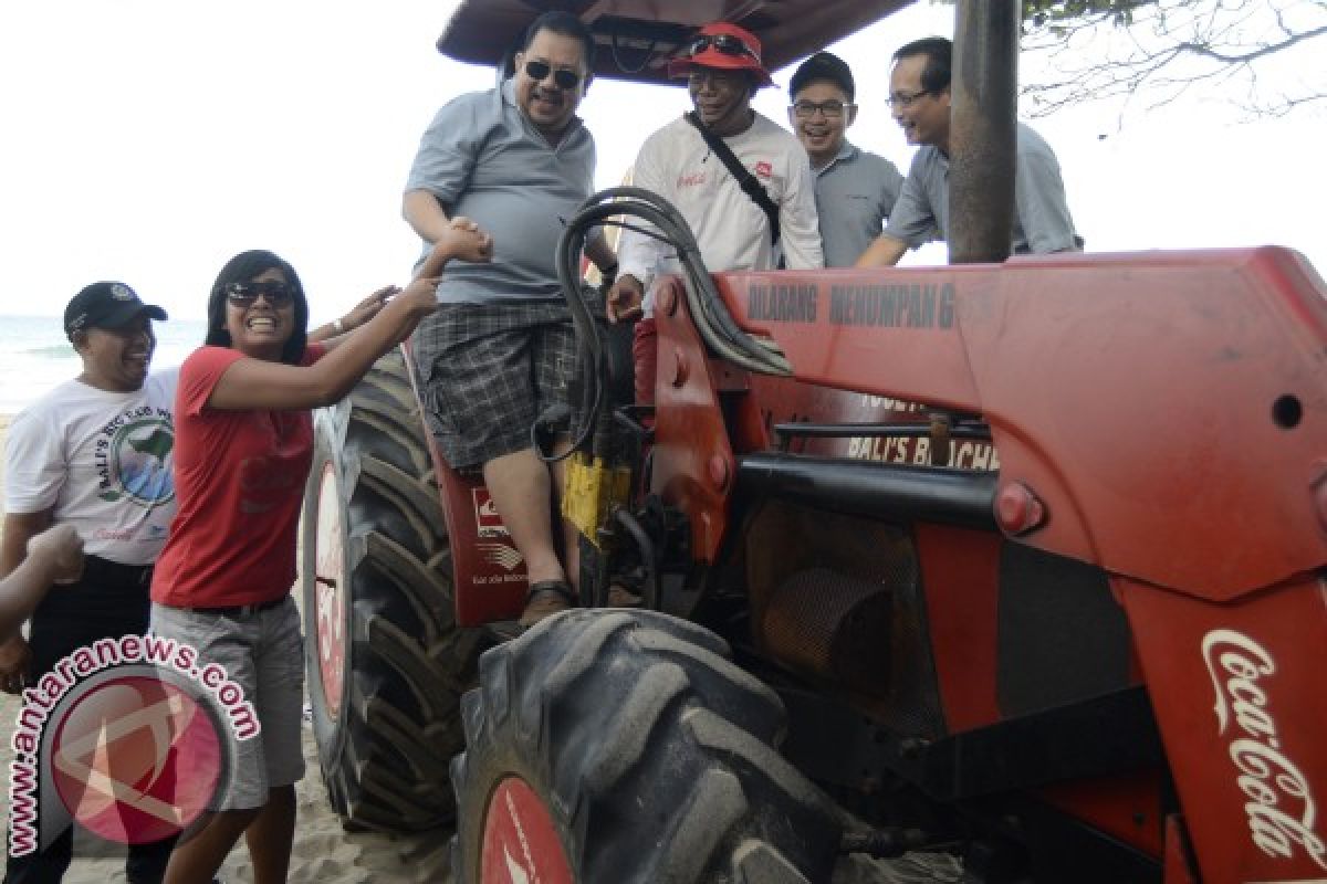 LKBN ANTARA Turun Tangan Bersihkan Pantai Legian