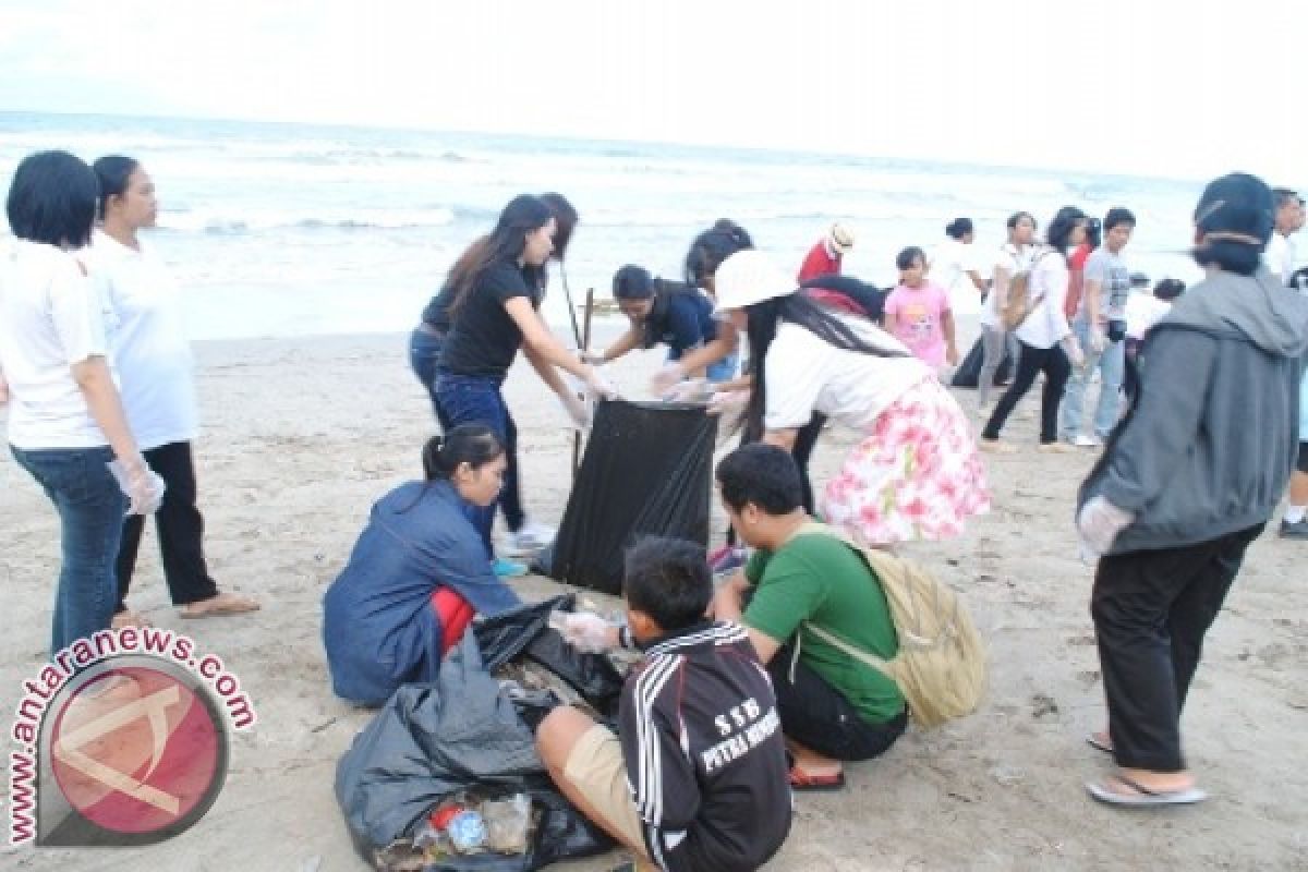 Grand Istana Rama Rayakan HUT Dengan Bersih Pantai