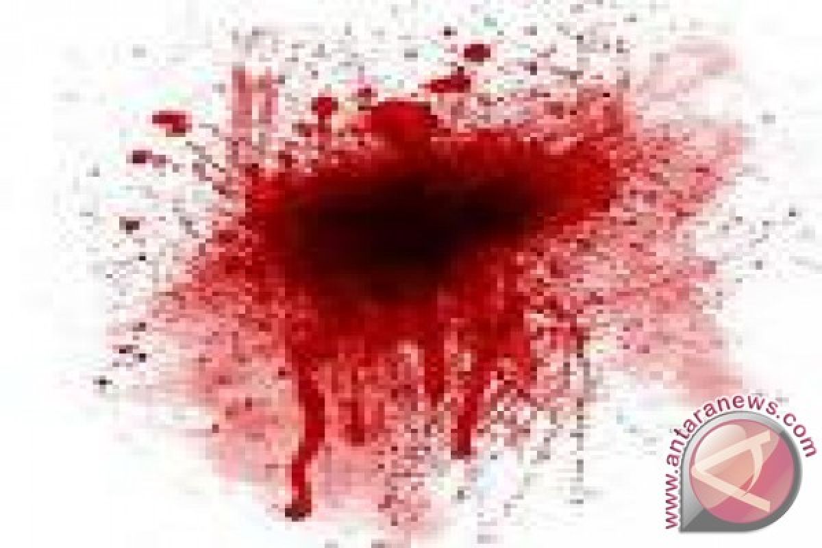 Seorang wanita bersimbah darah korban penganiayaan teman medsos