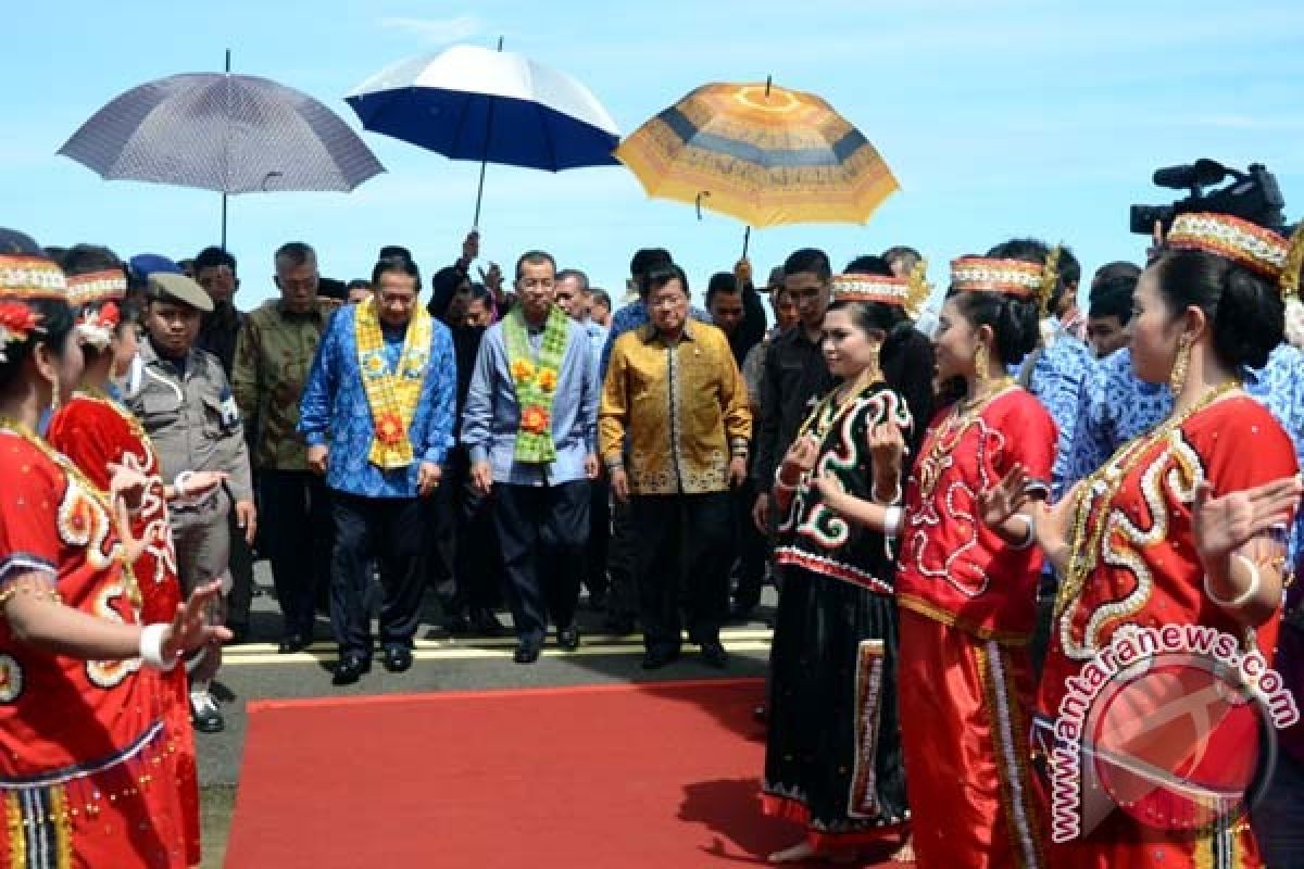 PENERBANGAN PERDANA JET GARUDA  