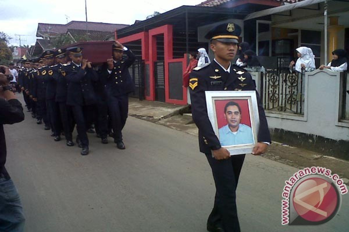 Korban pesawat jatuh tiba di rumah duka