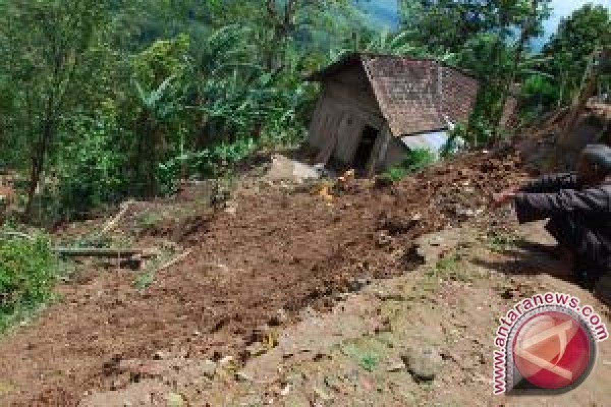 Dua Rumah di Lombok Barat Tertimbun Longsor