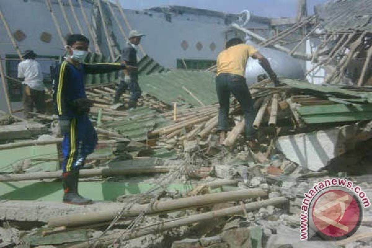 Bangunan masjid roboh saat hujan deras