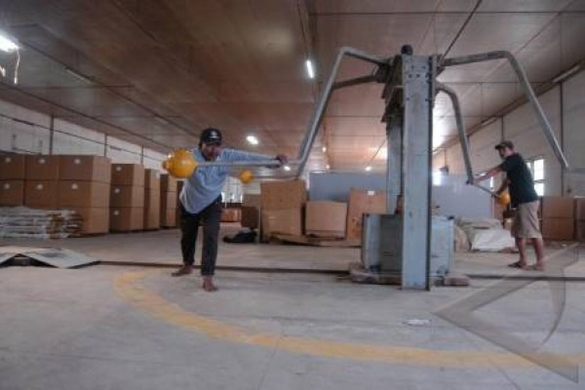 Ganggu Kesehatan, Pengepresan Tembakau Dikeluhkan Warga