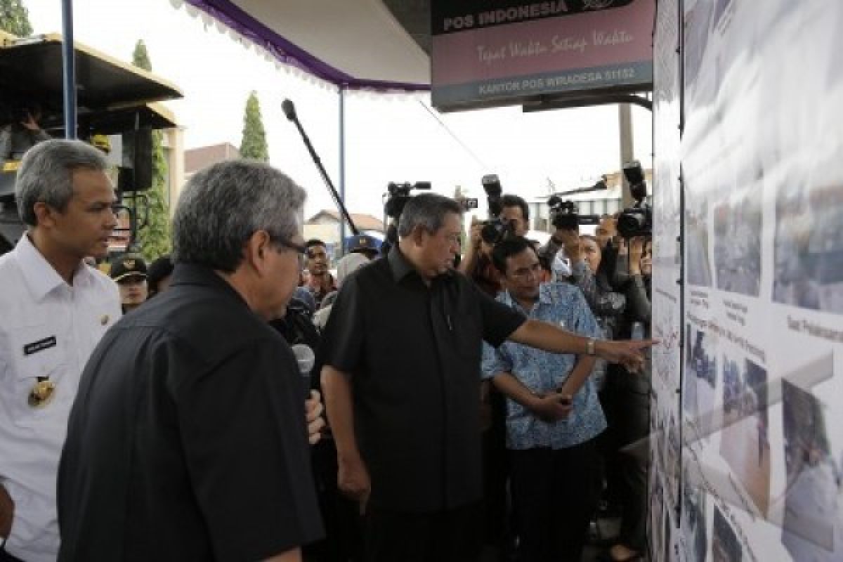 Presiden Minta Pejabat Daerah Bimbing Usaha Batik