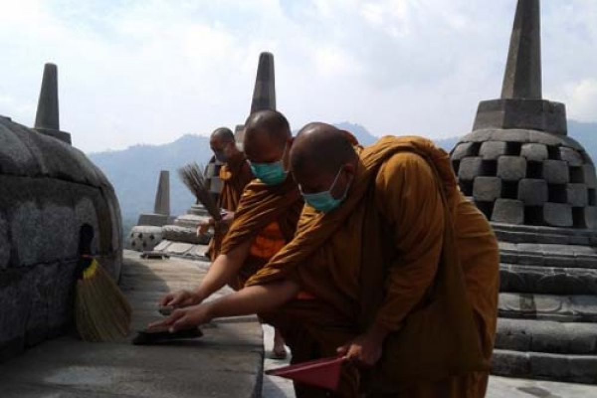 Biksu pun Bersihkan Borobudur dari Abu Kelud