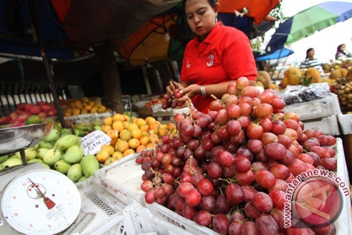 Penjualan Buah di Pekalongan Stabil meski Harga Naik