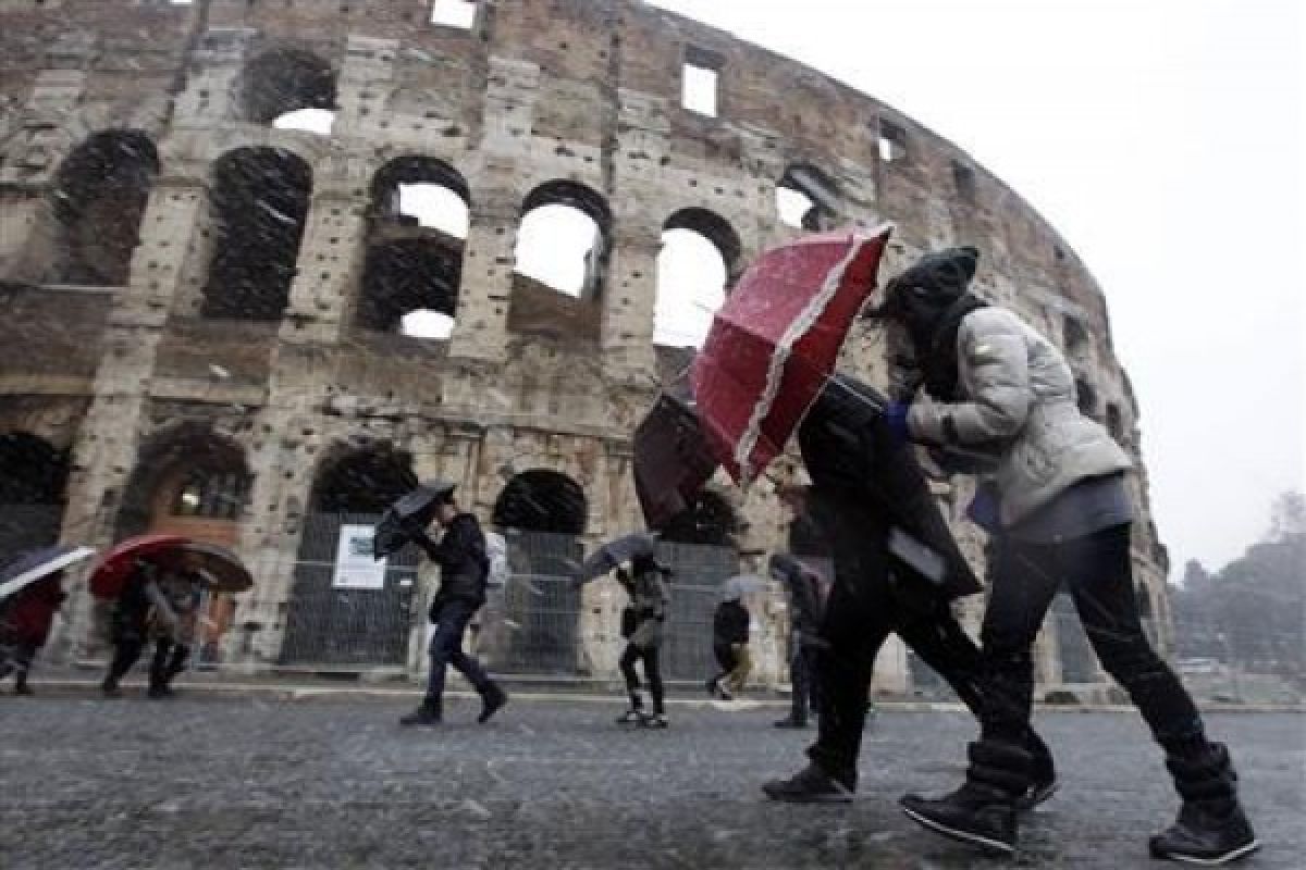 Extraordinary wave of bad weather sends Rome haywire