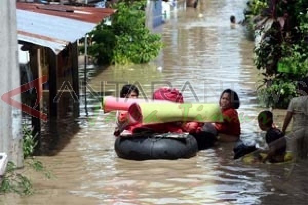 Flash floods, landslides hit Malang