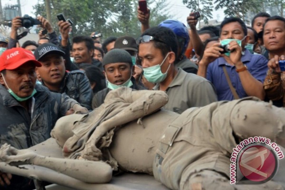 Evakuasi korban Sinabung dihentikan sementara