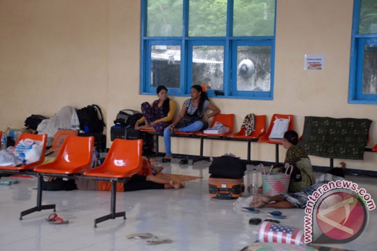 Calon penumpang Bandara Babullah terlantar