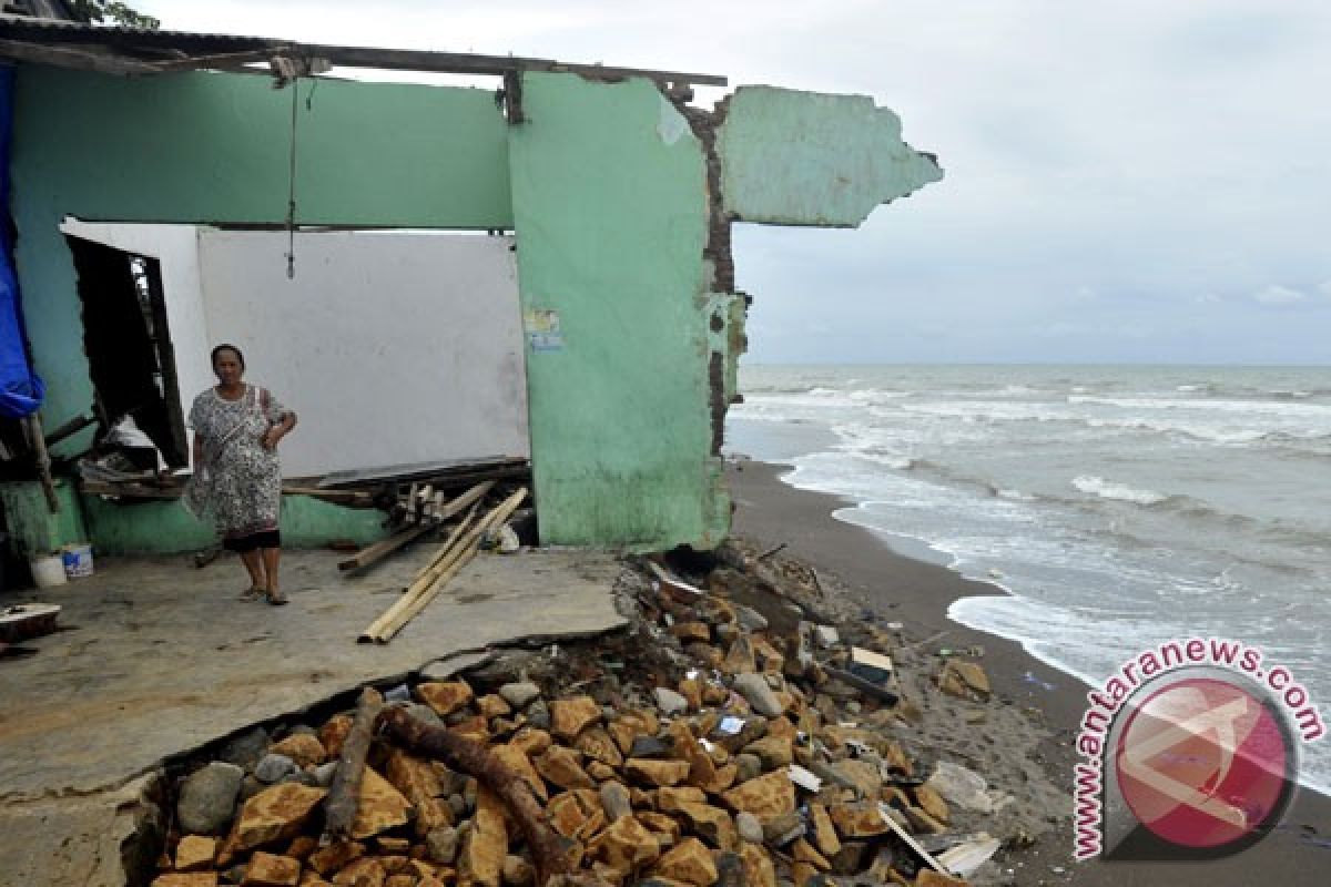 Abrasi ancam rumah nelayan Ujung Pandaran