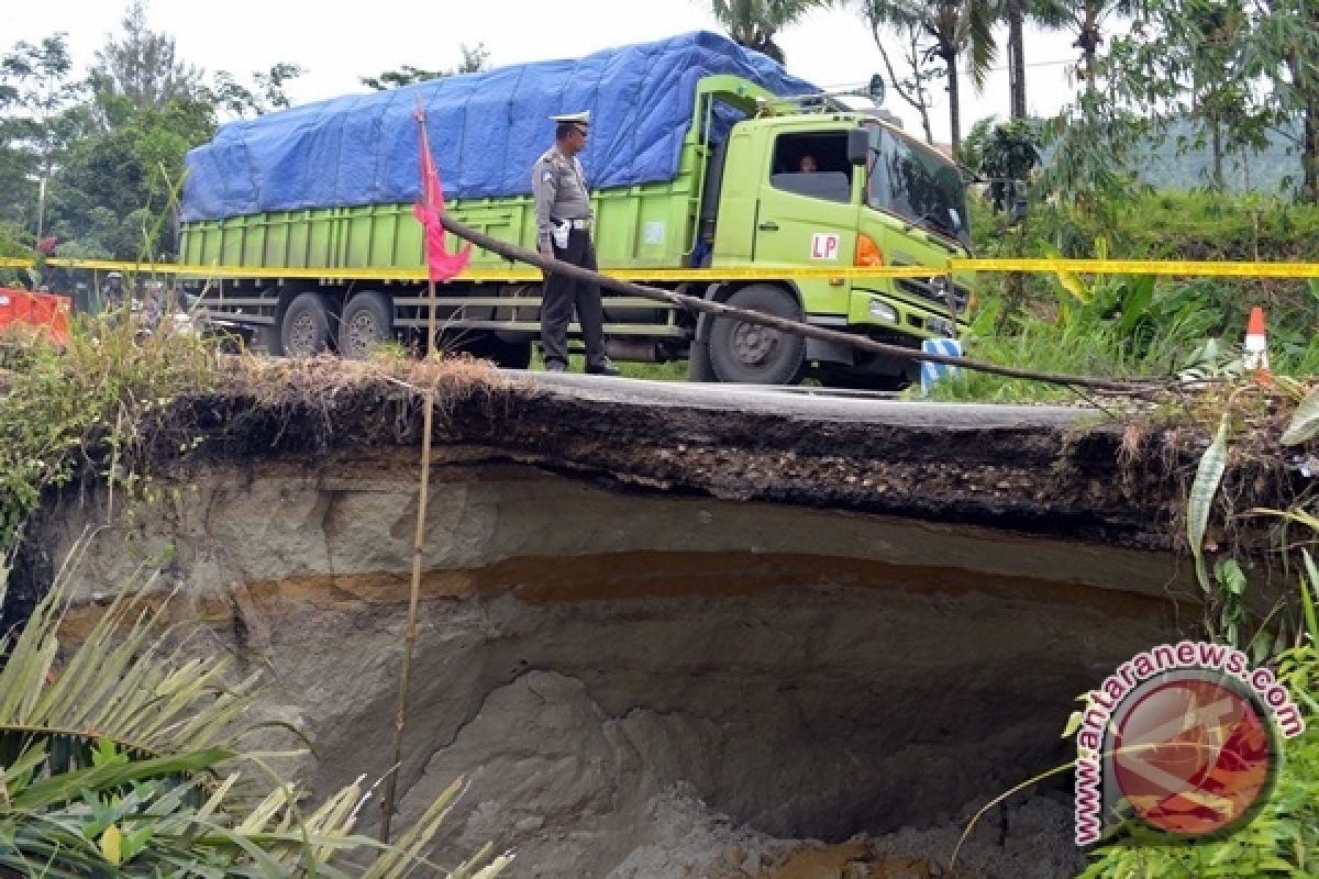 Jalan lintas Sumut-Aceh lumpuh total