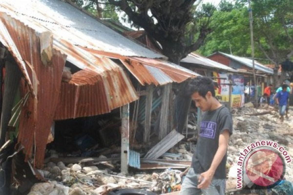 Puluhan rumah di Pantai Oesapa hancur diterjang gelombang