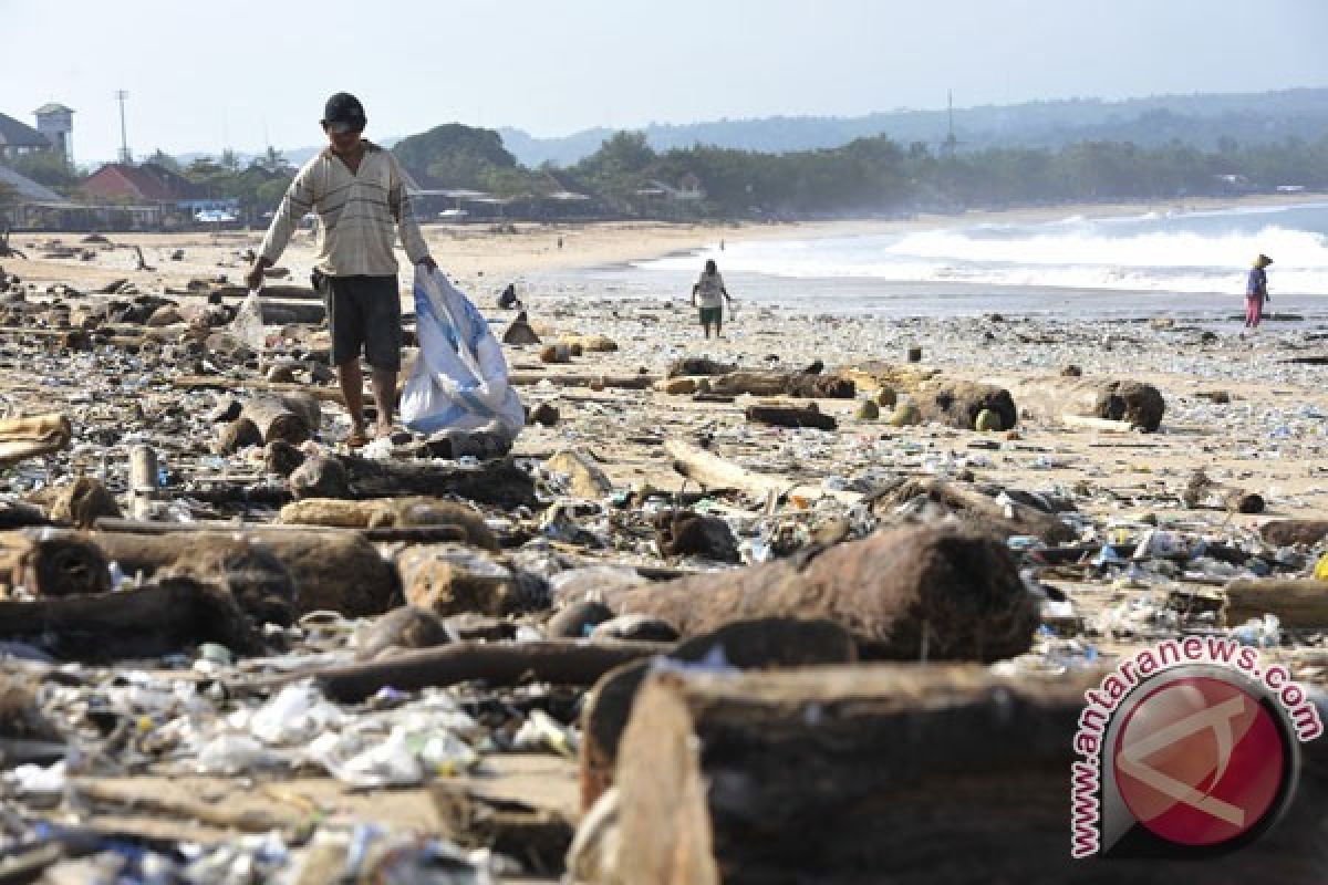 Sampah pantai Kedonganan ditargetkan DLHK Badung-Bali teratasi dua pekan