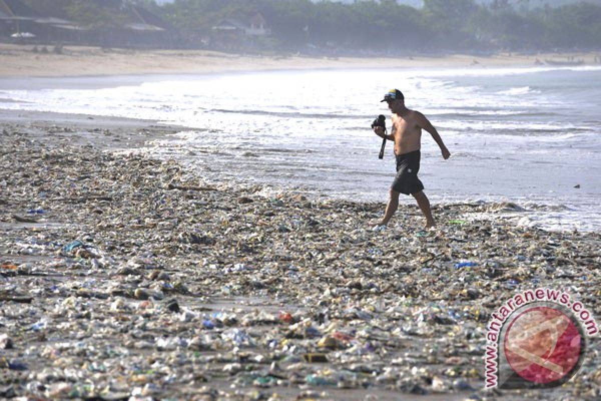 Wisata pantai Kupang dipenuhi sampah