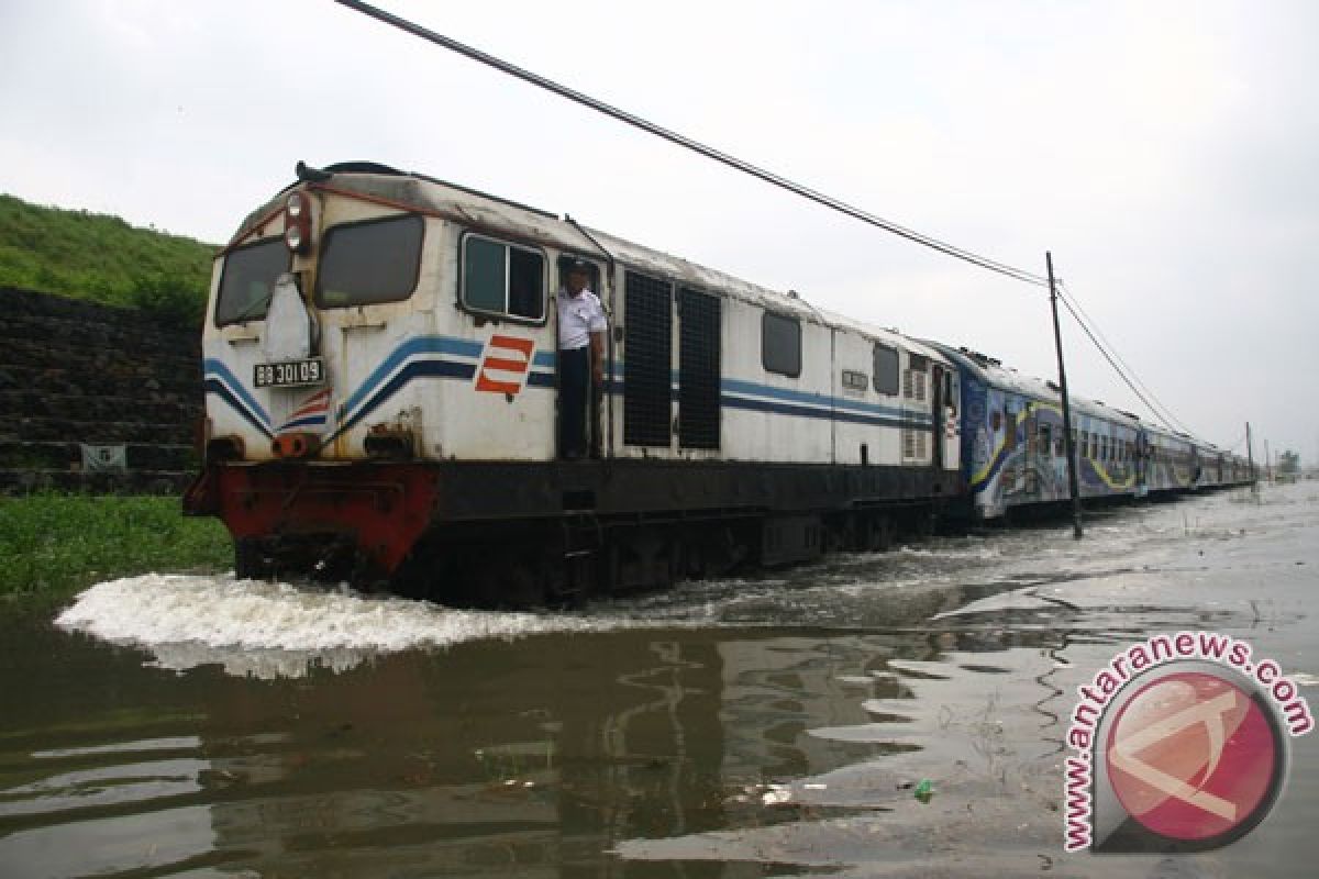 KAI Jember alihkan perjalanan kereta akibat banjir