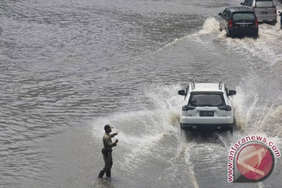 Sebagian jalanan Jakarta kembali tergenang