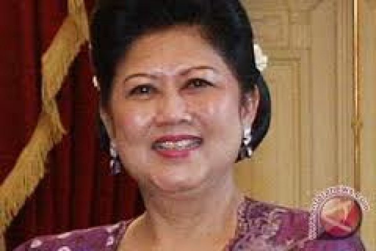 Ibu Negara Ani Yudhoyono Sempatkan Belajar Membatik