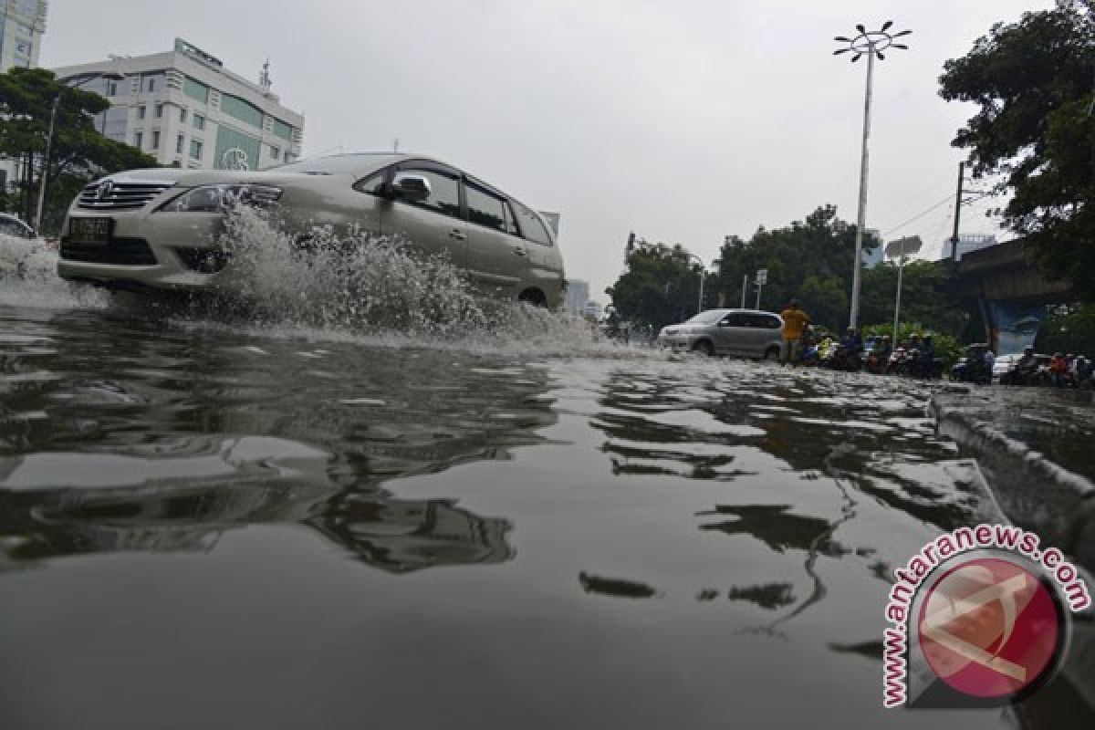 Genangan banjir lumpuhkan aktivitas kantor