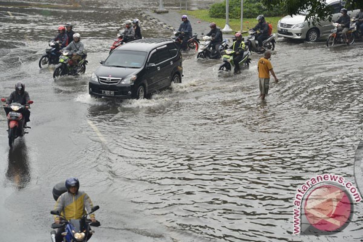 Hujan diperkirakan terus guyur Jakarta hingga sore
