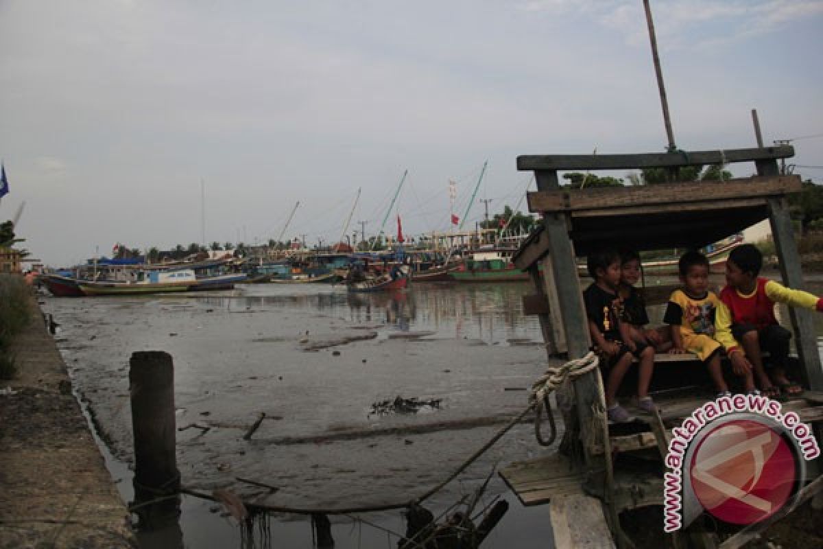 Pantai Karangantu surut jadi tontonan warga