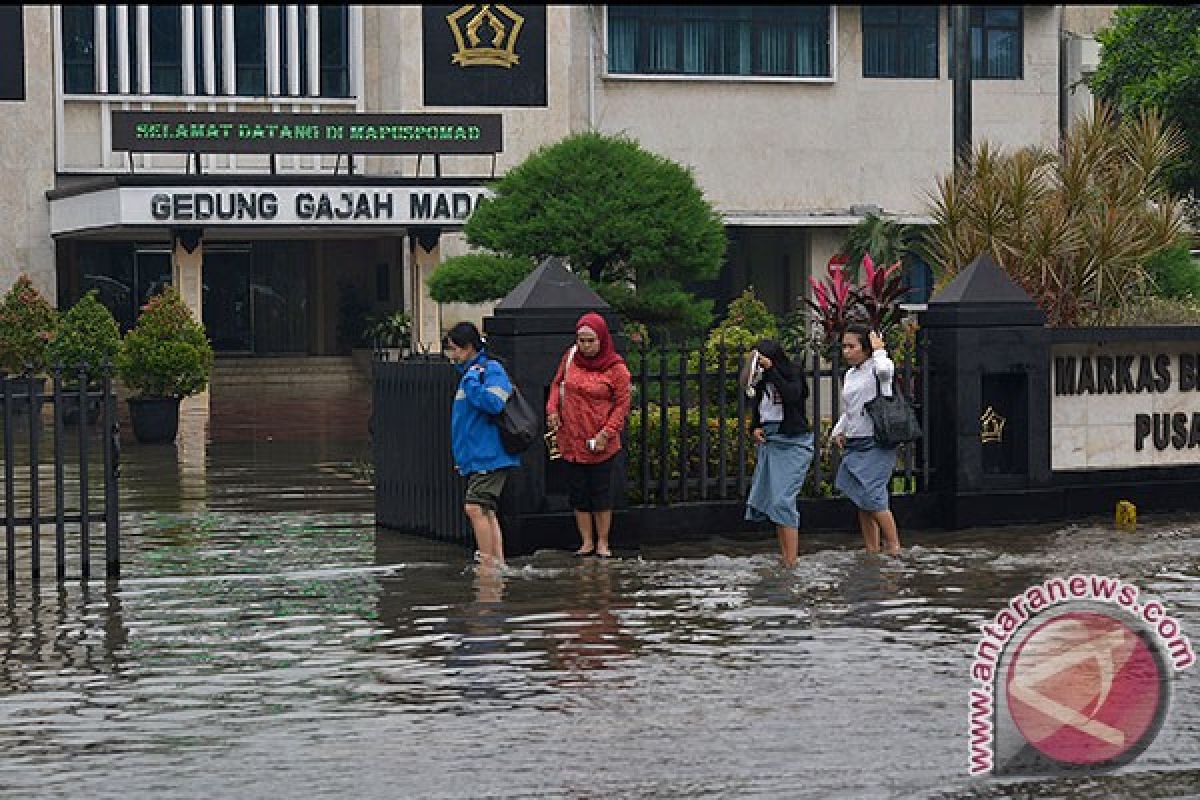 Genangan banjir lumpuhkan aktivitas kantor di Jakarta