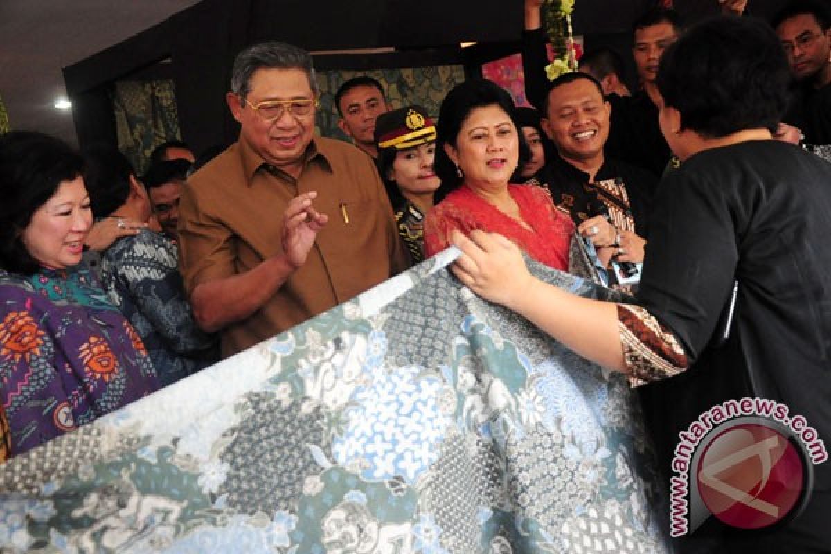 President Yudhoyono sees bright future for Indonesia`s batik