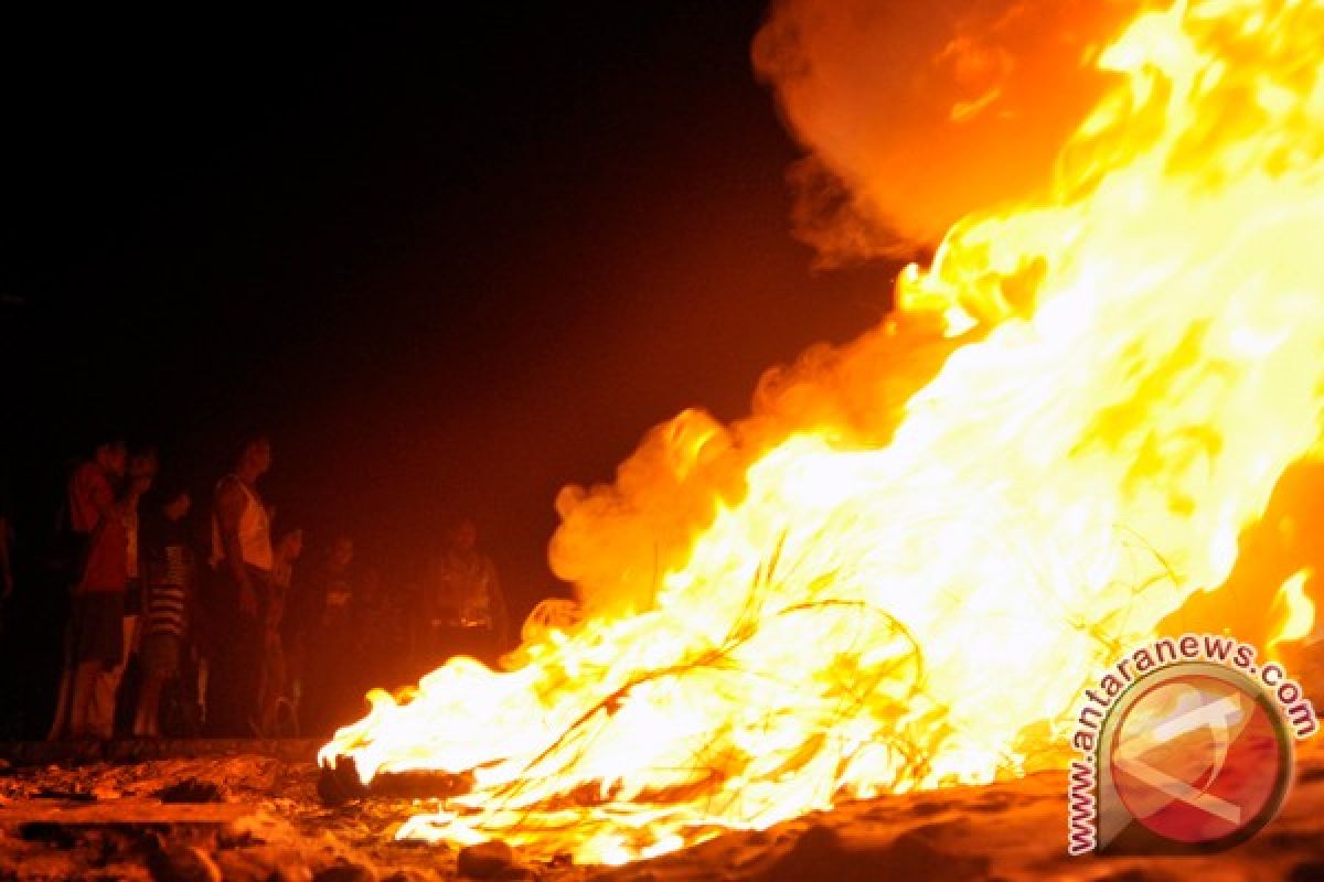 Kebakaran tumpukan ban di Tanah Abang dipadamkan