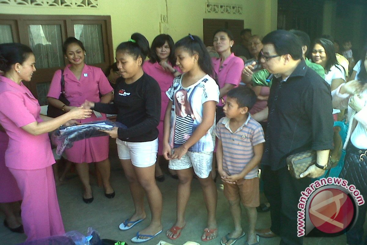 Bhayangkari Polda Sulut bantu seragam siswa korban banjir 