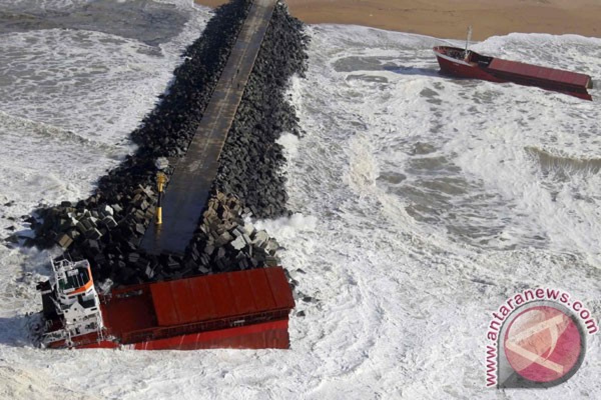 Kapal barang Spanyol pecah setelah hantam dinding laut